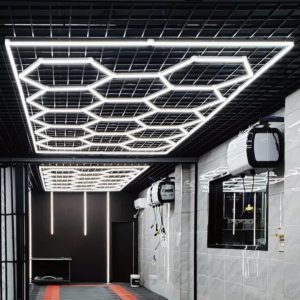 Interior de taller con ilminación hexagonal