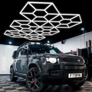 Land Rover de frente bajo iluminación hexagonal