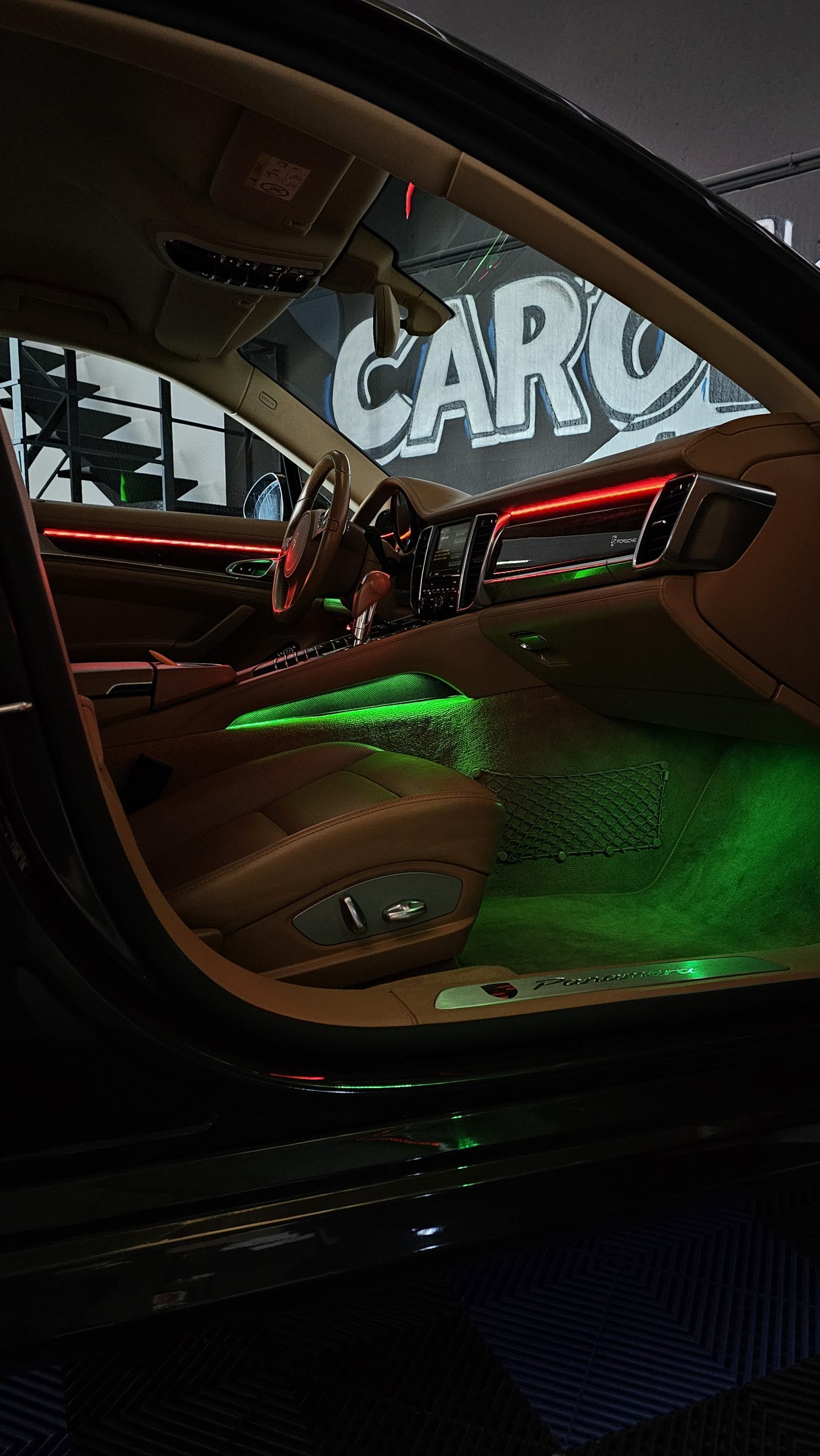 interior de vehículo con luces led hambientales