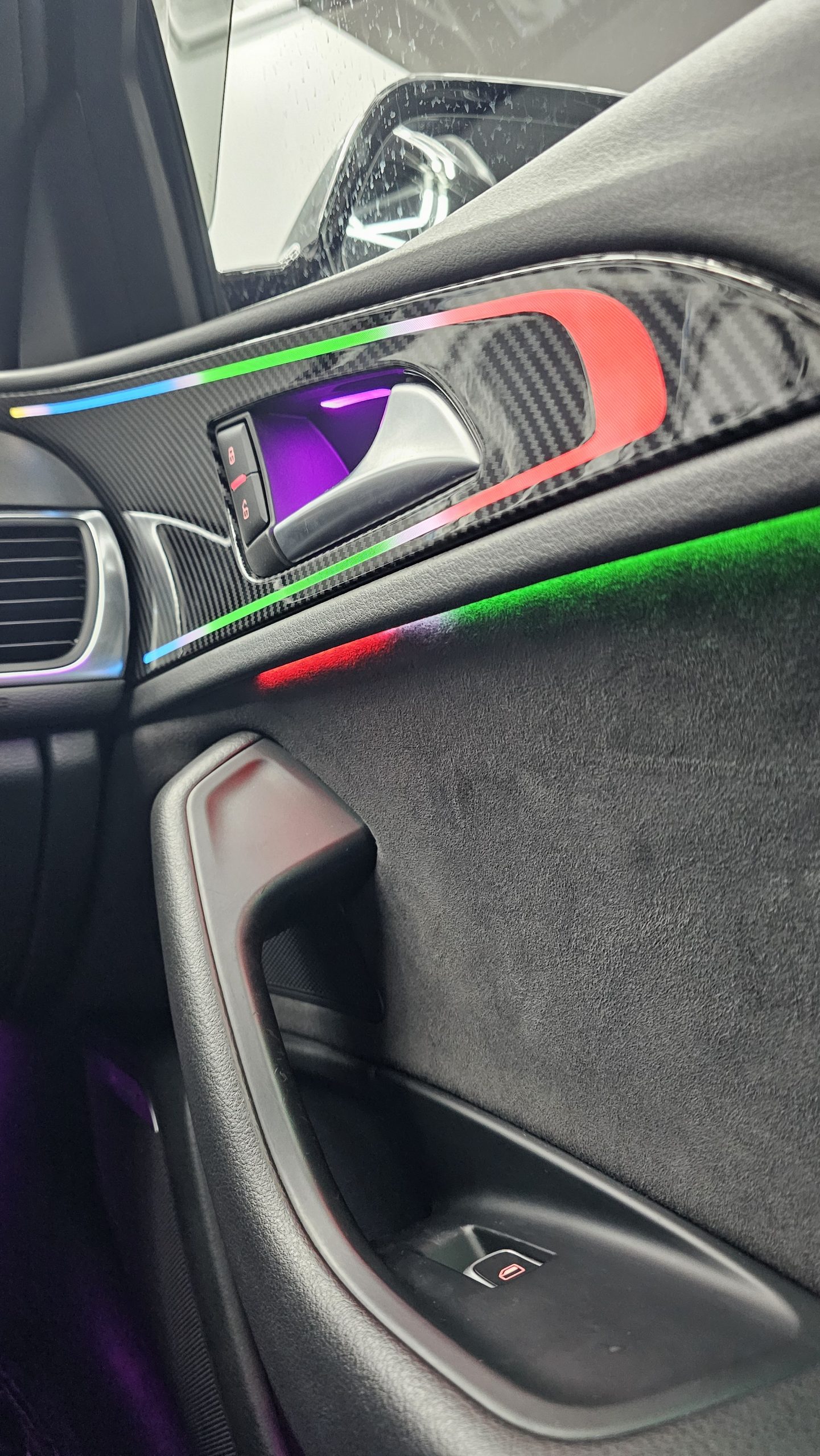 Detalle iluminación interior en la puerta