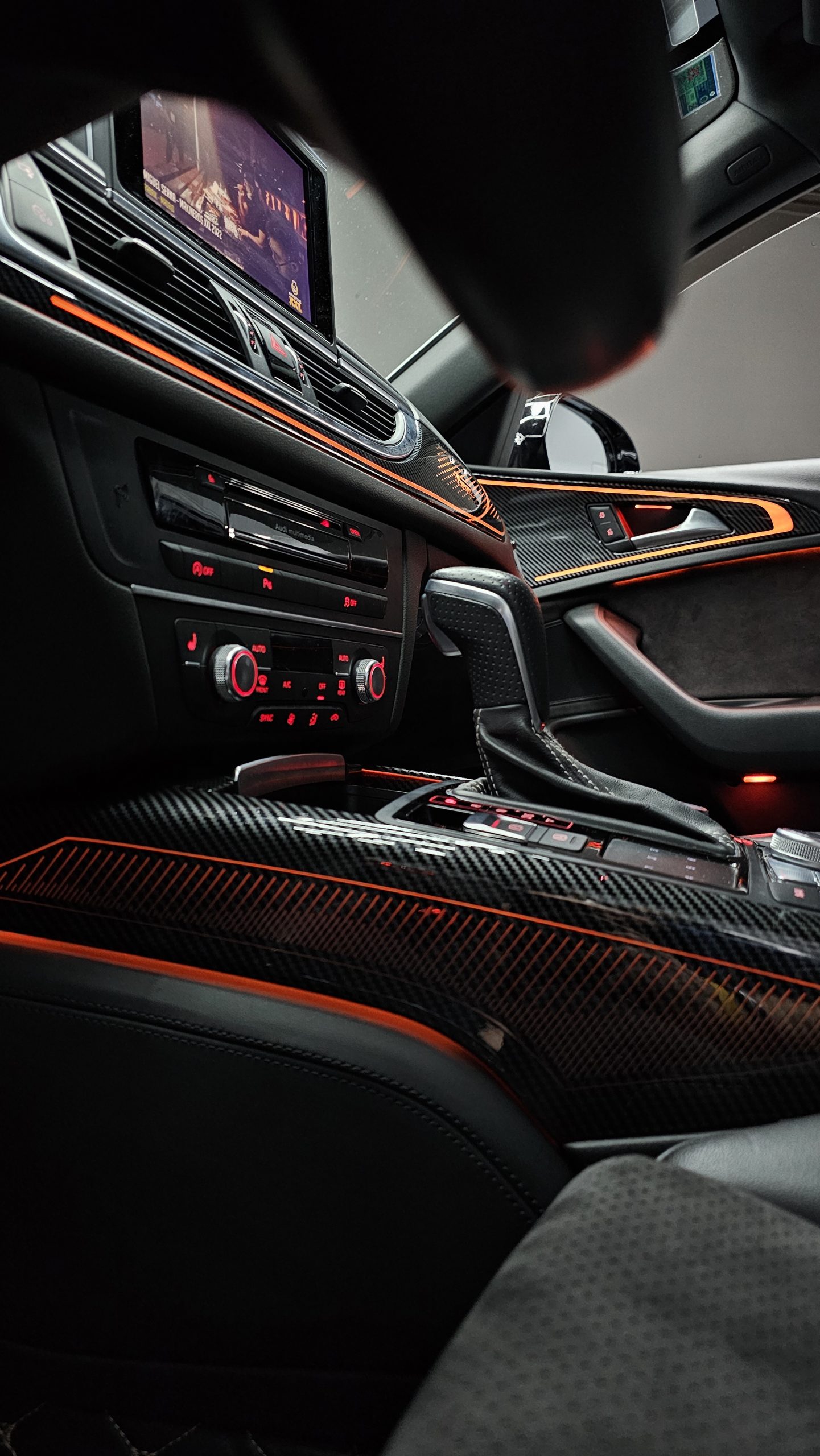 Detalle iluminación consola de mandos