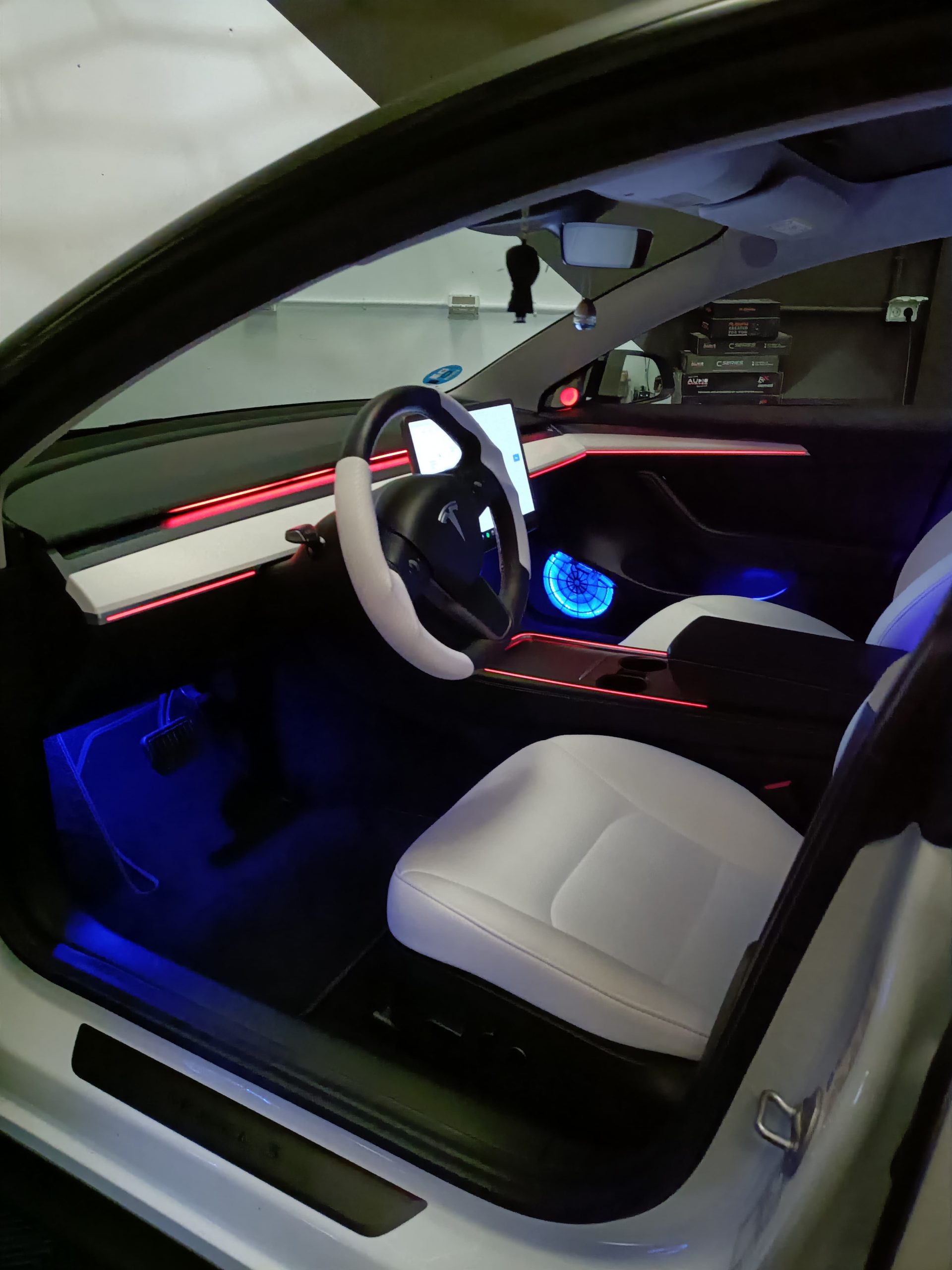Interior tesla parte del conductor con iluminación tono azul